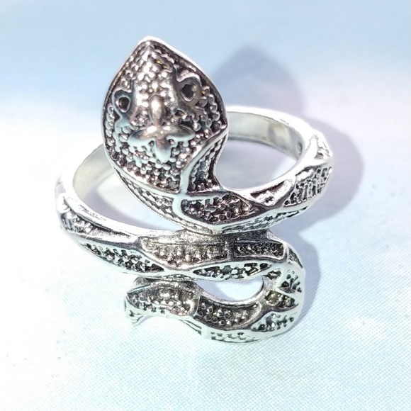 Royal 🐍 Snake Ring - Picture 4 of 4